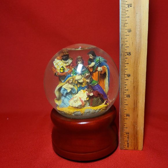 St Nicholas Square Musical Snow Globe Plays Silent Night - Picture 9 of 12